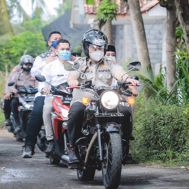 Bupati Jember Hendy Siswanto Sangat Kecewa Hasil Pengaspalan di Tembokrejo, Gumukmas